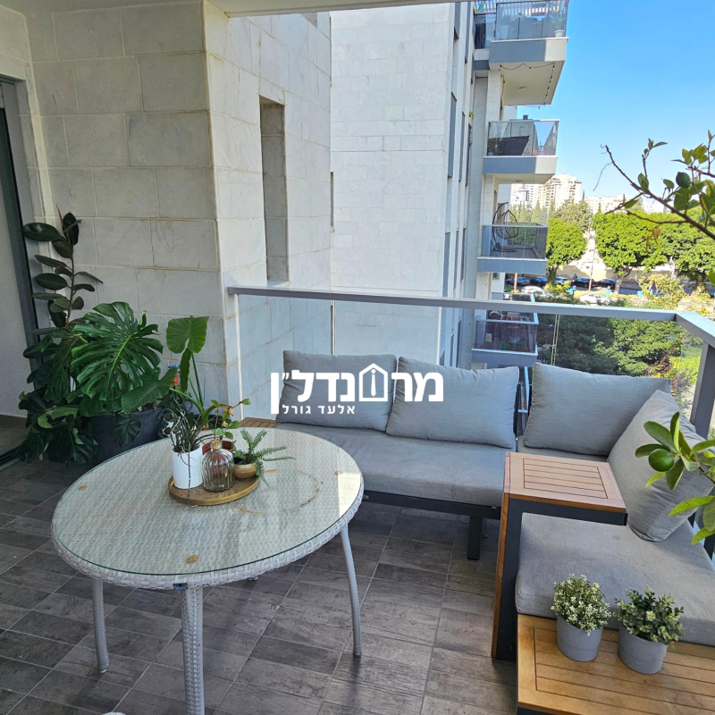 Apartment on Hana Street