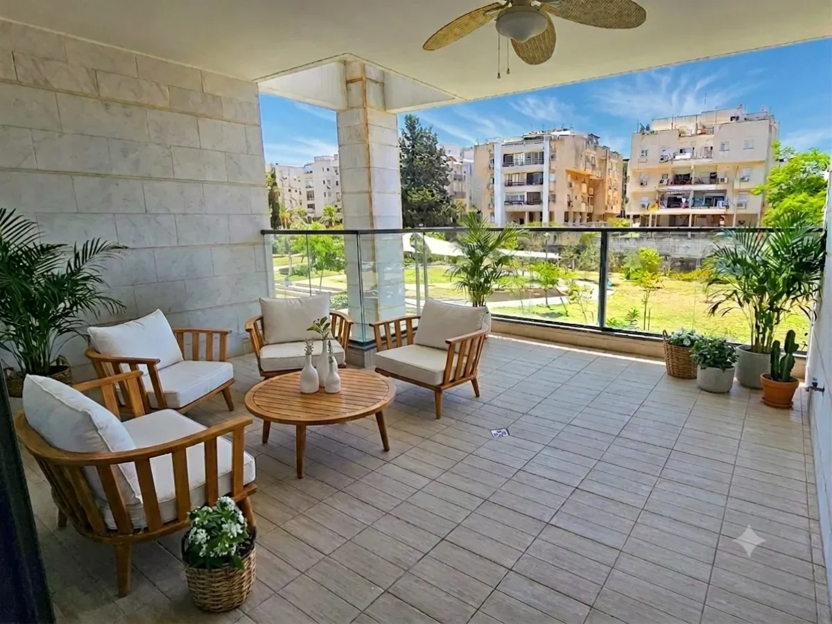 For sale a huge 5-room apartment