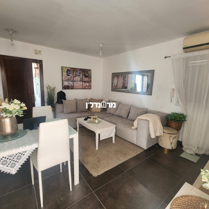 עותק של 100 יחידה בגג