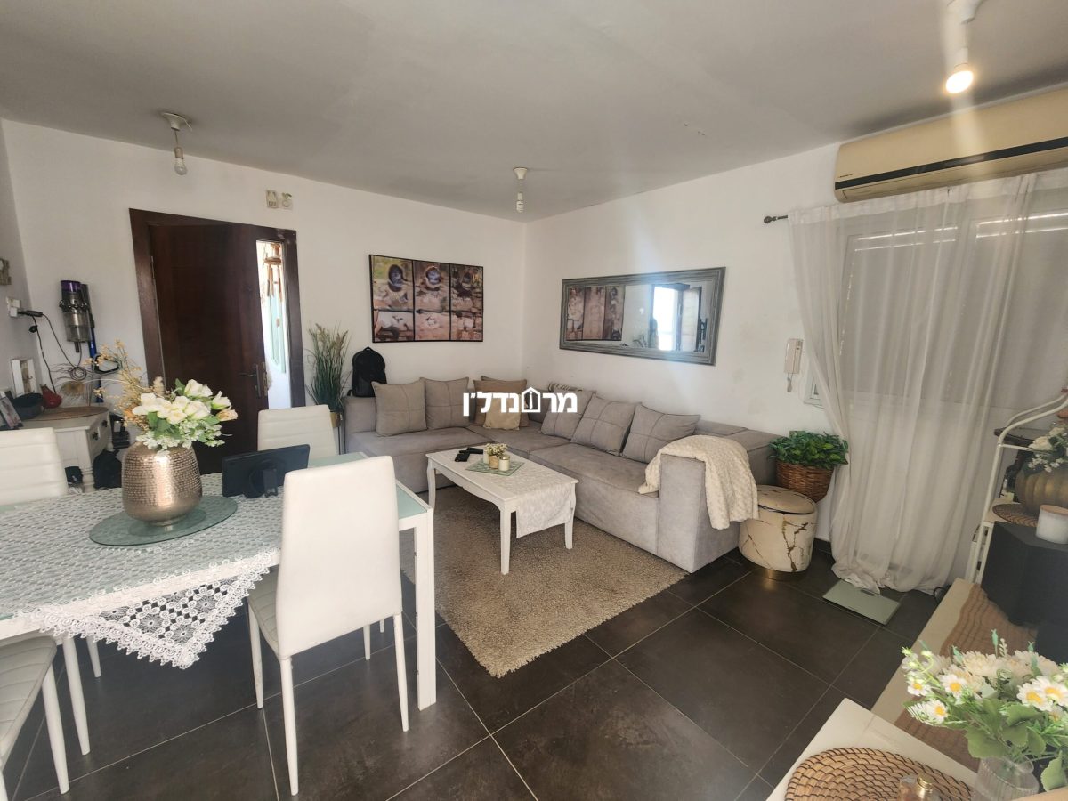 עותק של 100 יחידה בגג