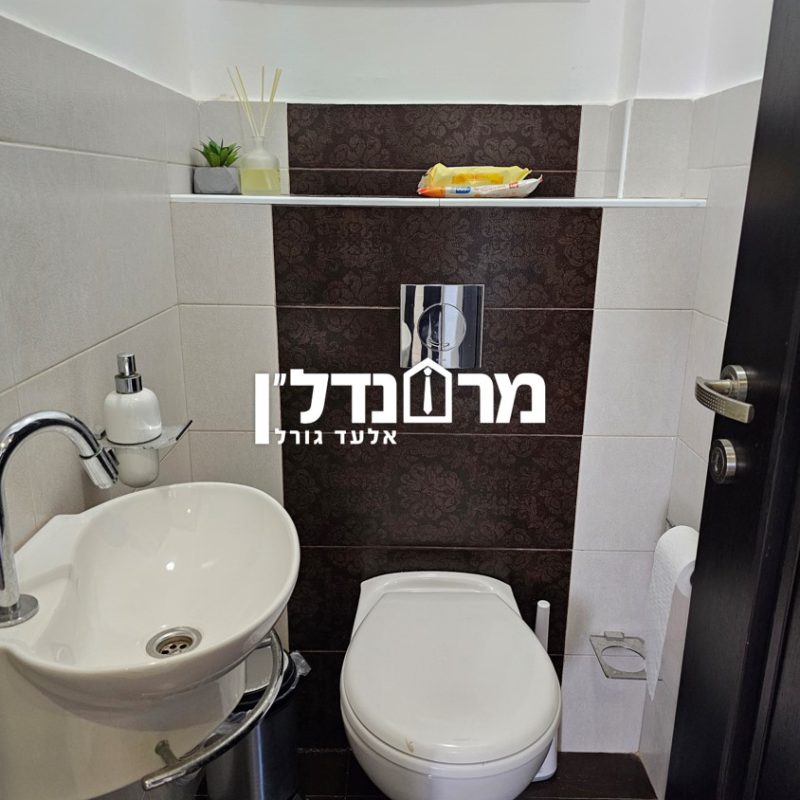 שירותים 2